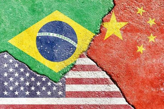Bandeiras do Brasil, China e Estados Unidos representando o cenário geopolítico das terras raras