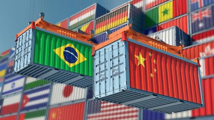 Contêineres com as bandeiras do Brasil e da China representando o planejamento de importações