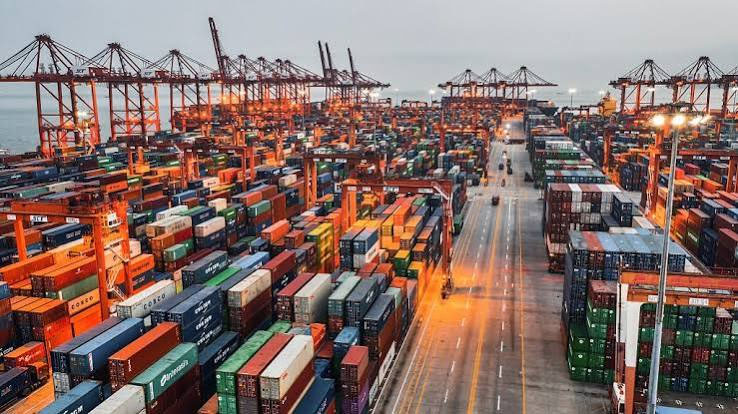 Terminal portuário com contêineres, parte da estrutura de custos da importação
