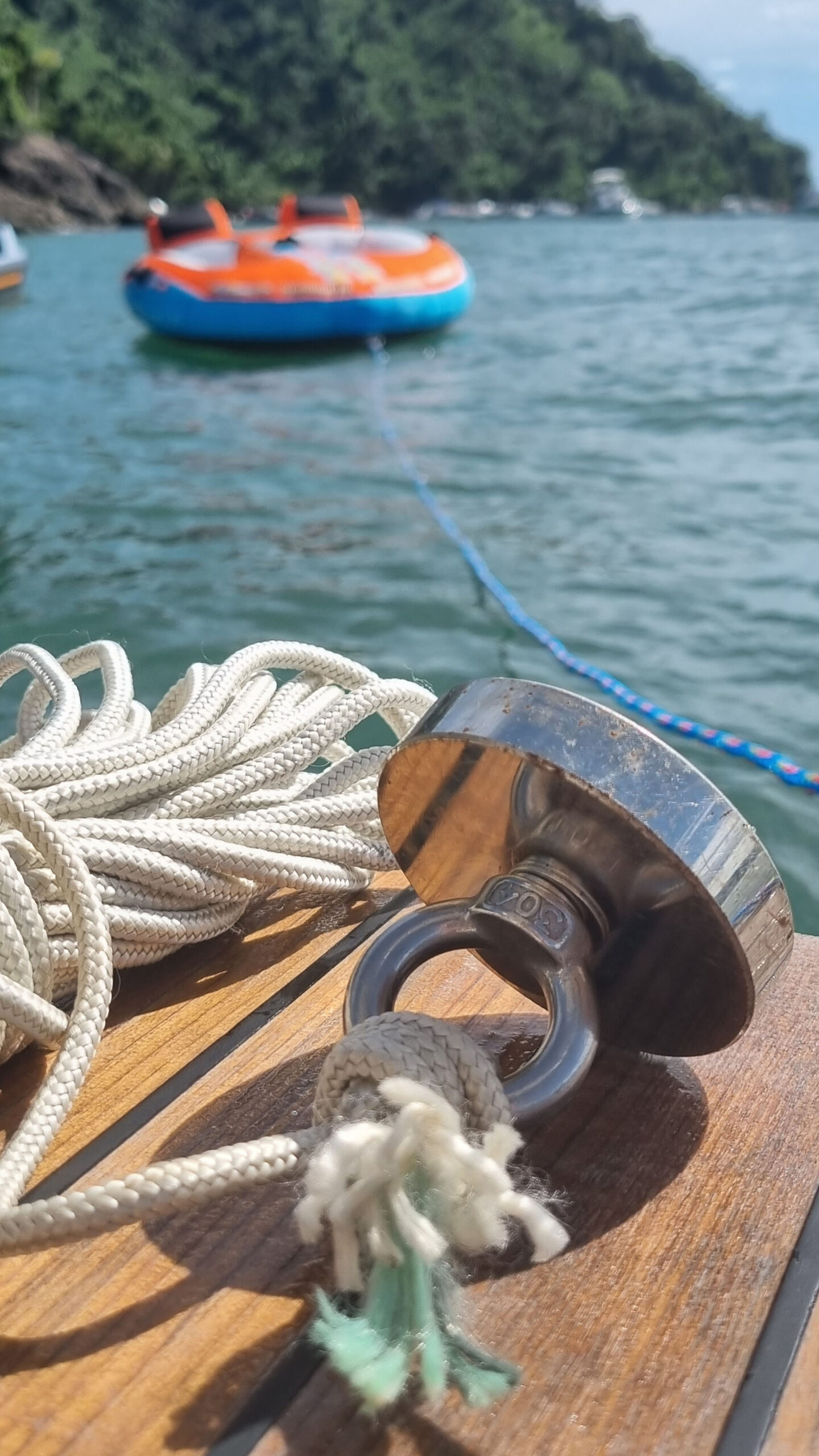 Pesca magnética realizada de um barco com equipamento adequado